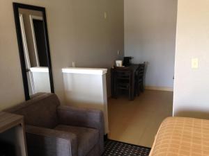 Posezení v ubytování Scottish Inn & Suites Cotulla, TX
