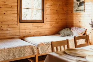 pokój z 2 łóżkami w drewnianym domku w obiekcie Domek na Mazurach Mrągowo w mieście Mrągowo