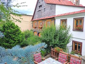 a house with a table and chairs in front of it at Kamélie in Česká Kamenice