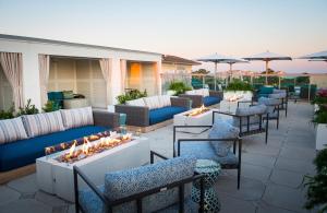 希尔顿黑德岛Courtyard by Marriott Hilton Head Island的带沙发、桌子和蜡烛的庭院