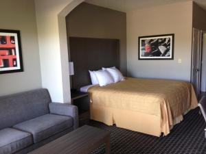 Postel nebo postele na pokoji v ubytování Scottish Inn & Suites Cotulla, TX