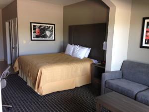 Postel nebo postele na pokoji v ubytování Scottish Inn & Suites Cotulla, TX