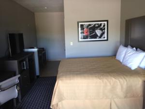 Postel nebo postele na pokoji v ubytování Scottish Inn & Suites Cotulla, TX