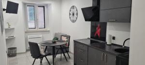 Kuchyňa alebo kuchynka v ubytovaní Apartman Julija 1