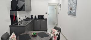 Kuchyňa alebo kuchynka v ubytovaní Apartman Julija 1
