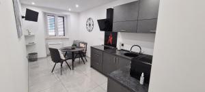 Kuchyňa alebo kuchynka v ubytovaní Apartman Julija 1