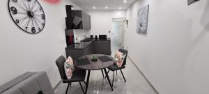 Kuchyňa alebo kuchynka v ubytovaní Apartman Julija 1
