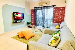 - un salon avec deux canapés et une télévision dans l'établissement 3BR 8PAX KL City Centre KLCC View Ampang Boulevard Condo, à Ampang