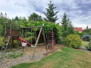 un parque infantil en un jardín con columpio en Kamélie en Česká Kamenice