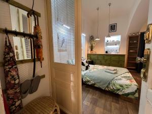 Habitación pequeña con cama y ventana en Fun Tiki Vibe Apartment / Charles Bridge / Netflix en Praga