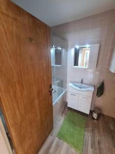 een badkamer met een wastafel, een toilet en een spiegel bij 4 Season Apartment Hermagor in Hermagor