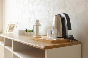 ローマにあるRohome Stayのコーヒーメーカー、テーブル上のグラス付