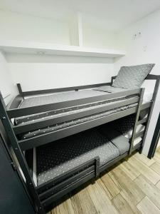 Katil dua tingkat atau katil-katil dua tingkat dalam bilik di Studio piscine plages à pied