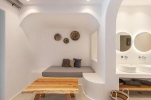 A seating area at Sunset Hill Suites