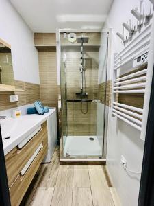 Koupelna v ubytování Studio piscine plages à pied + 3 fotografie