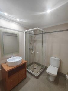 een badkamer met een douche, een toilet en een wastafel bij Atenas 2 - Monty´s in Jávea