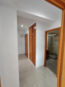 an empty hallway with a door and a walk in shower at Atenas 2 - Monty´s in Jávea