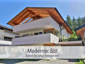 Casa moderna con techo de madera en Elke`s Ötztal Apartments, en Längenfeld
