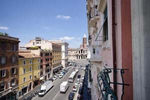 ローマにあるRohome Stayの建物から見た賑やかな街の通りの眺め +26枚の写真