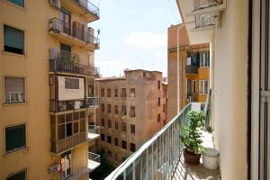 ローマにあるRohome Stayのアパートメントビルのバルコニーから景色を望めます。