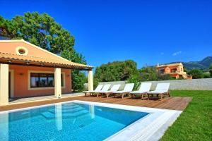 Villa Calypso by PosarelliVillas tesisinde veya buraya yakın yüzme havuzu