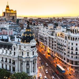 une vue aérienne d'une ville la nuit dans l'établissement Puerta del Sol -de la Cruz Isabel I0 & Parking, à Madrid