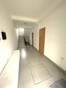 een hal van een leeg gebouw met een trap bij Latorre Apartment in Salta