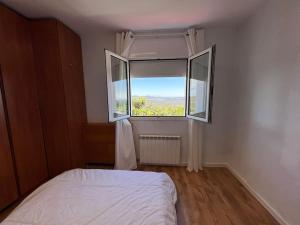 1 dormitorio con cama y ventana en Monserrat vista unica, en Carme