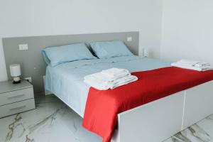 カザルボルディーノにあるCASALMAREのベッドルーム1室(赤い毛布付きのベッド1台付) +16枚の写真