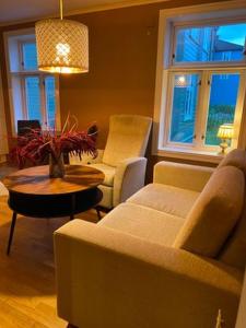 - un salon avec un canapé et une table dans l'établissement Jennifers Place, à Trondheim