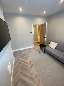 a living room with a bed and a rug at Luxury 2 bed 1 bath in Central London by Graceful Apartments in London