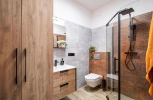uma casa de banho com um WC, um lavatório e um chuveiro em Lumina apartments with balcony Warsaw em Varsóvia