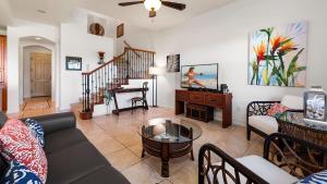 - un salon avec un canapé et une table dans l'établissement Mauna Lani Fairways 903, à Waikoloa