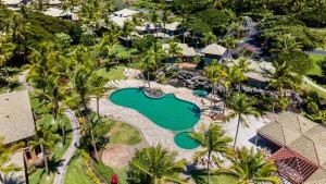 - une vue aérienne sur un complexe avec une piscine et des palmiers dans l'établissement Mauna Lani Fairways 903, à Waikoloa