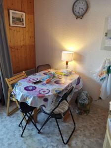 una mesa con una lámpara encima en Charmant petit appartement de 20 m2 avec un parking gratuit !, en Thollon-les-Mémises