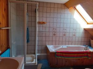Room in BB - Lit 2 Personnes Avec Un Grand Bureau في Fruges: حمام مع دش وحوض استحمام ومغسلة