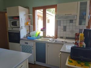 Fruges的住宿－Room in BB - Lit 2 Personnes Avec Un Grand Bureau，一个带水槽和窗户的小厨房