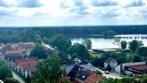 Blick auf eine Stadt mit Fluss in der Unterkunft Apartmán Třeboň in Třeboň