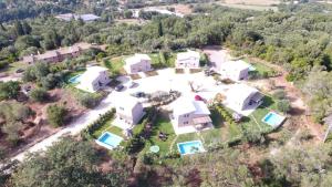 una vista aerea di una casa con cortile di Villas EPTA KARPI Complex of 7 Luxury Villas a Skriperón