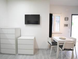 TV/trung tâm giải trí tại Casa la Plaia relax, mare e pineta vicino Roma