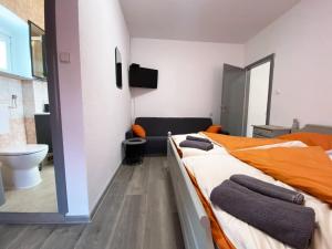 sypialnia z 2 łóżkami oraz łazienka z toaletą w obiekcie Soba za goste Kraljica 3 w mieście Kupres