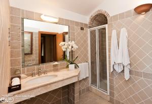 un baño con lavabo y espejo en Superb Residence Baia delle Palme Studio Mono 2, en Santa Margherita di Pula 38 fotos más