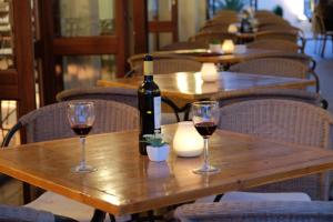 dwie szklanki wina ustawione na drewnianym stole w obiekcie Bell Port Hotel w Cala Ratjada +37 zdjęć