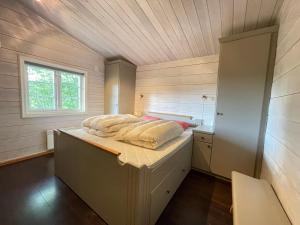 - une chambre avec un lit dans une pièce dotée d'une fenêtre dans l'établissement Baybu - cabin close Geilo Skisenter and the center of Geilo, à Geilo