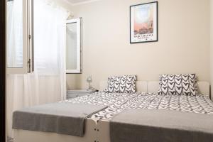 オパティヤにあるApartment Doliの白いベッドルーム(ベッド1台、窓付)