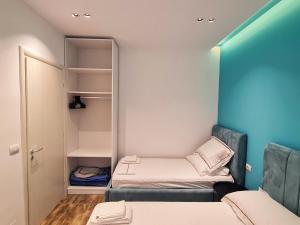 a small room with two beds and a closet at Teal Apartment in Draç