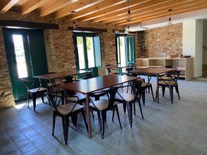 pokój z drewnianymi stołami i krzesłami w budynku w obiekcie O TEU SITIO w mieście Ribadeo