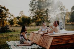 a group of women sitting in a hot tub at Szczere Pole in Karpacz