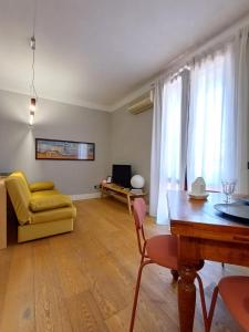 een woonkamer met een tafel en een gele stoel bij aldueci in Ravenna