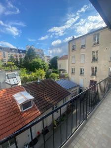 una vista da un balcone di un edificio con tetto di Chat rose a Charenton-le-Pont